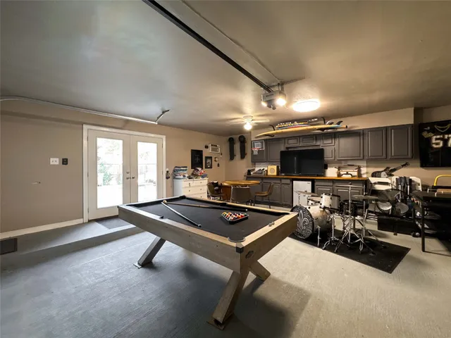 a room with lots of tables and chairs