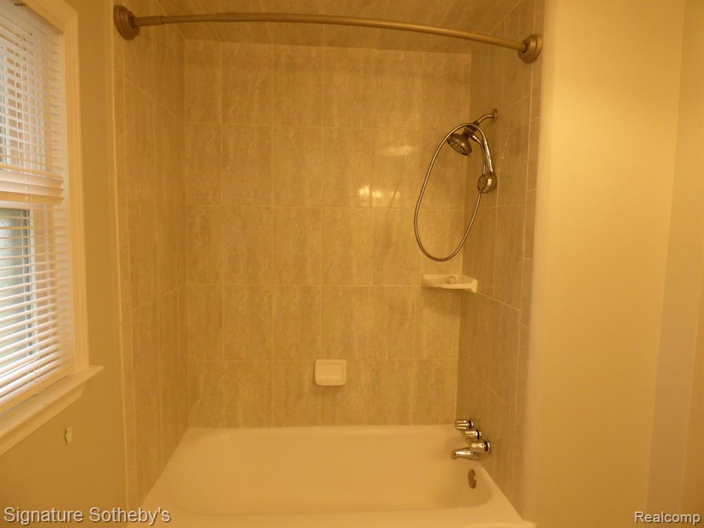 183 Texas Avenue Rochester Hills, MI 48309 - Photo 11 of 34