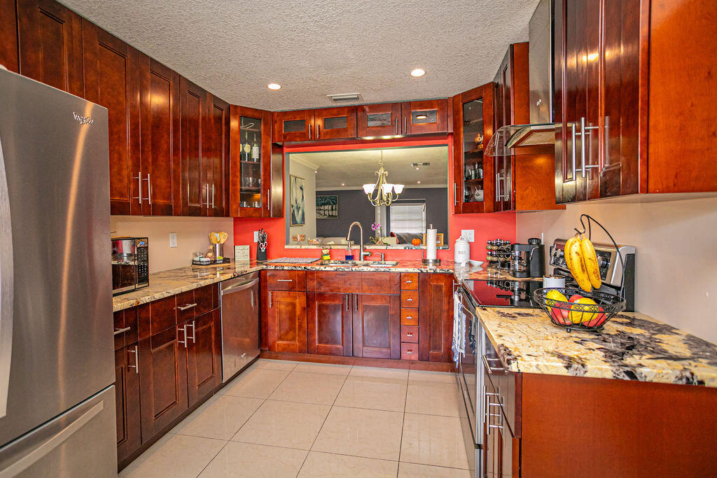 4170 Pine Green Run Lake Worth, FL 33467 - Photo 3 of 53 0007_7978