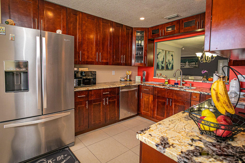 4170 Pine Green Run Lake Worth, FL 33467 - Photo 4 of 53 0008_7990