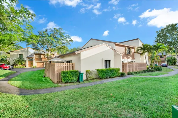 a view of a house with backyard and garden