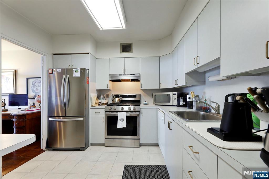 6 Horizon Road, Unit 2106 Fort Lee, NJ 07024 - Photo 5 of 20