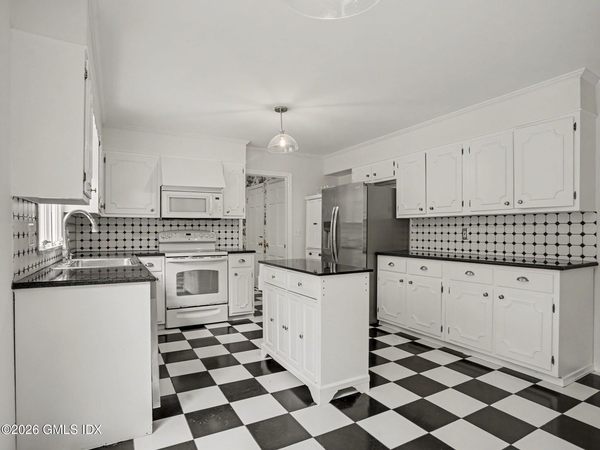23 Copper Beech Road Greenwich, CT 06830 - Photo 5 of 22 16-web-or-mls-23-copper-beech-rd