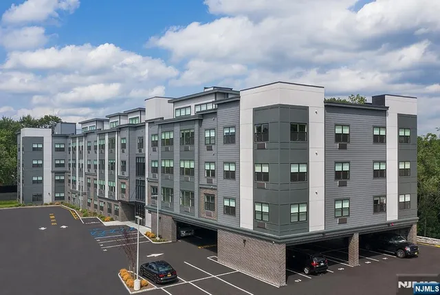 $2,450 | 15 West Johnson Avenue, Unit 410, Bergenfield, NJ 07621