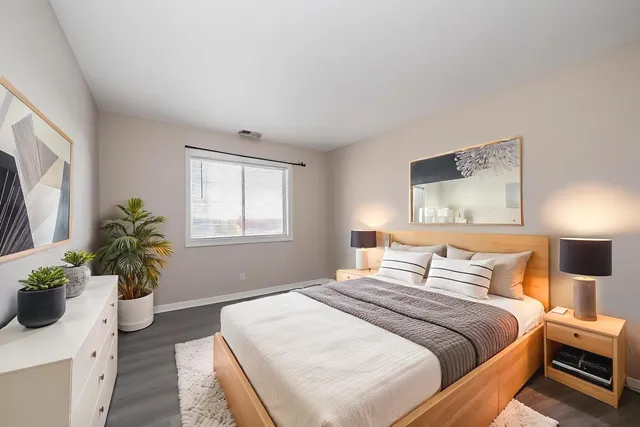 $194,900 | 725 West Huntington Commons Road, Unit 416, Mount Prospect, IL 60056