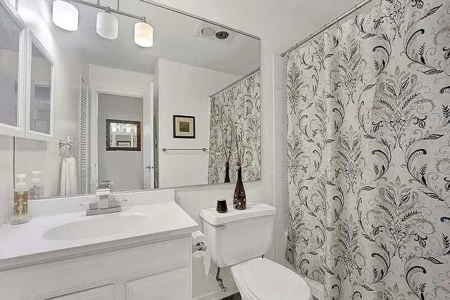 $194,900 | 725 West Huntington Commons Road, Unit 416, Mount Prospect, IL 60056