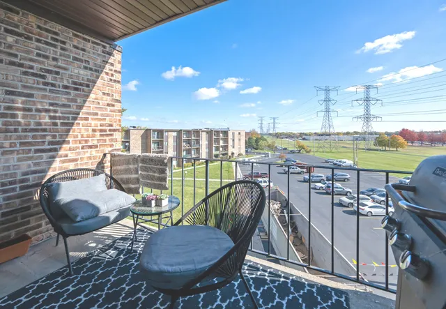 $194,900 | 725 West Huntington Commons Road, Unit 416, Mount Prospect, IL 60056