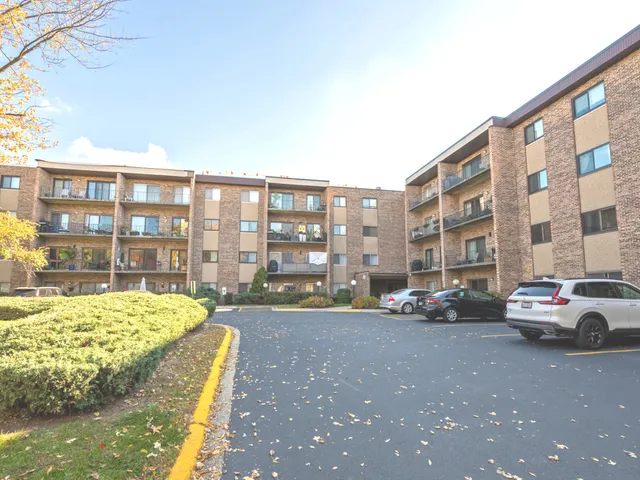 $194,900 | 725 West Huntington Commons Road, Unit 416, Mount Prospect, IL 60056