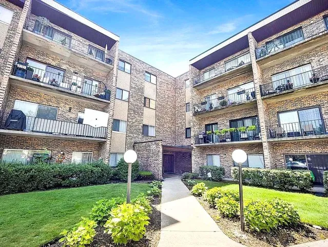 $194,900 | 725 West Huntington Commons Road, Unit 416, Mount Prospect, IL 60056
