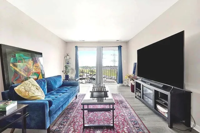 $194,900 | 725 West Huntington Commons Road, Unit 416, Mount Prospect, IL 60056