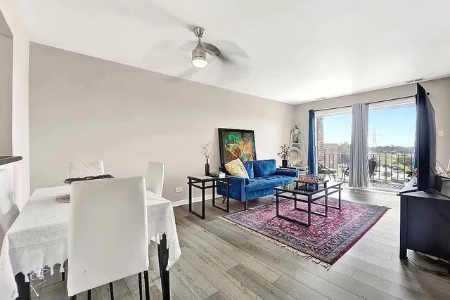 $194,900 | 725 West Huntington Commons Road, Unit 416, Mount Prospect, IL 60056