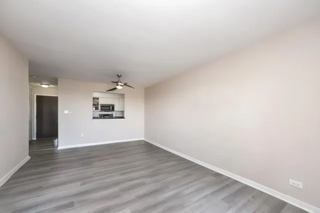 $194,900 | 725 West Huntington Commons Road, Unit 416, Mount Prospect, IL 60056