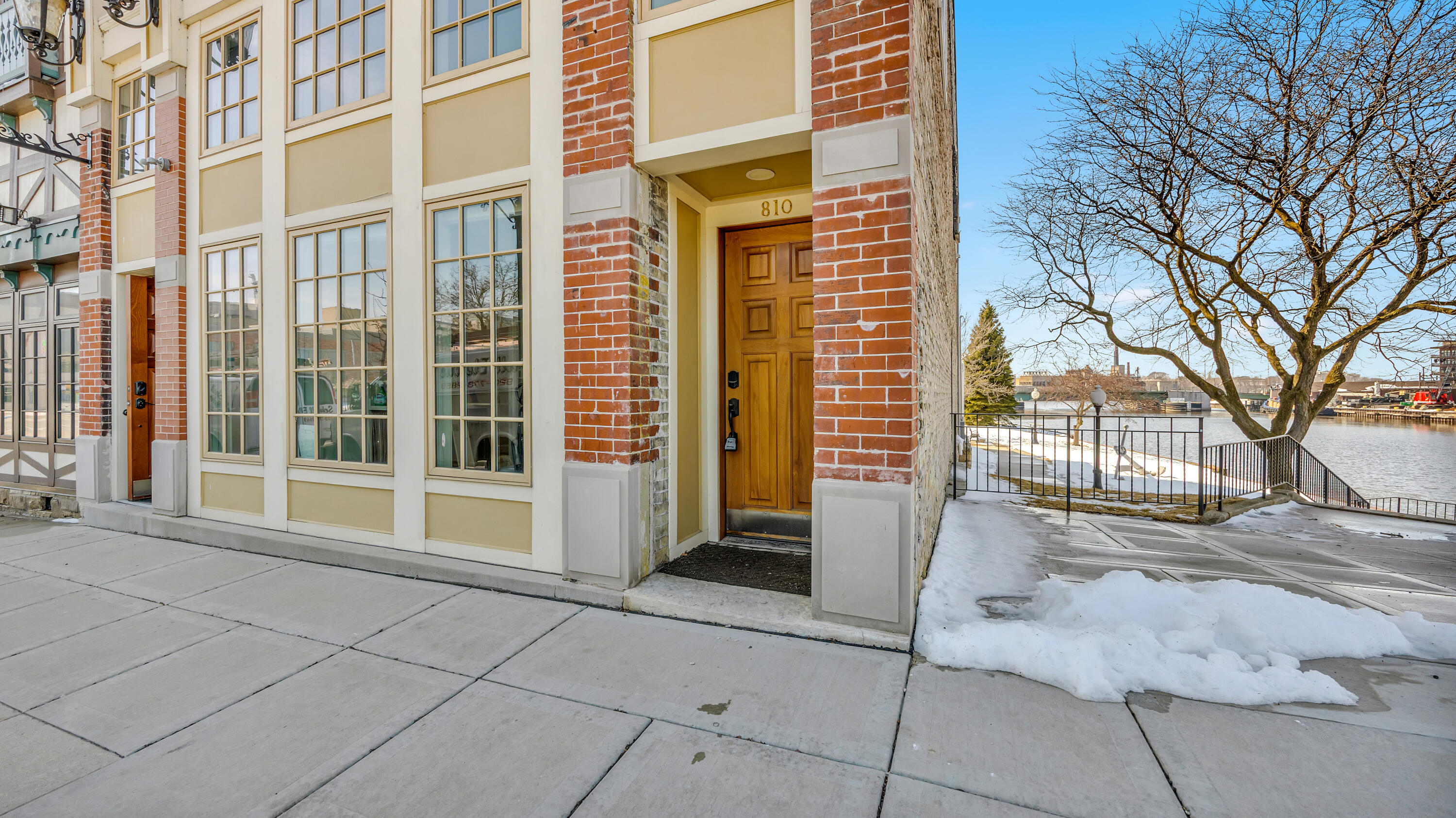 810 South 8th Street Manitowoc, WI 54220 - Photo 4 of 34 Front Entry