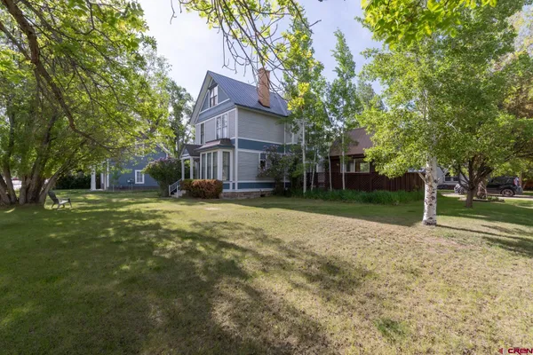 a view of a house with a yard