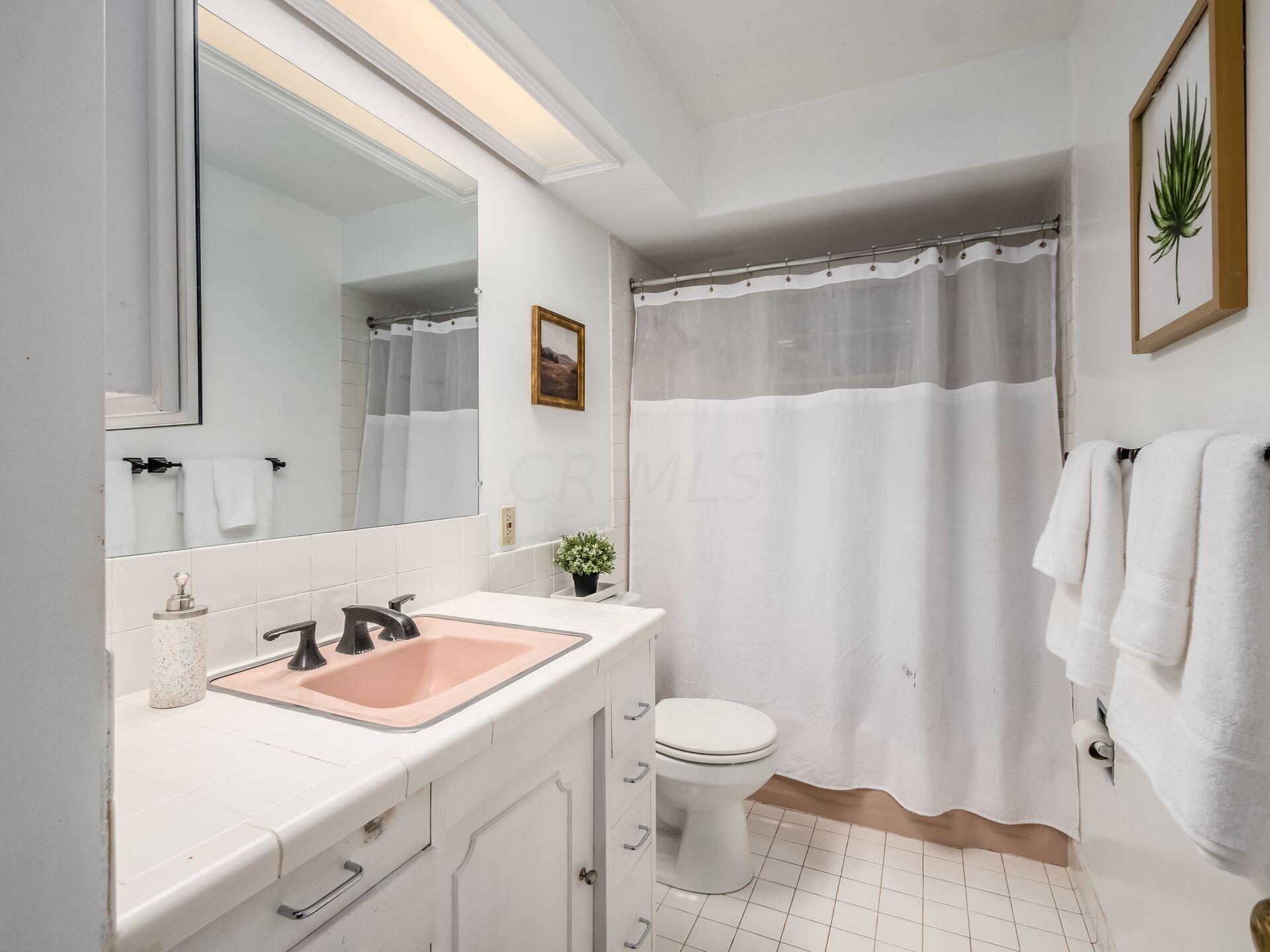 1631 Roxbury Road, Unit A2 Columbus, OH 43212 - Photo 20 of 38 Full Bath