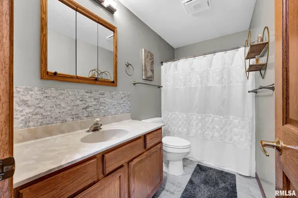 $265,000 | 901 Easy Street, Roanoke, IL 61561