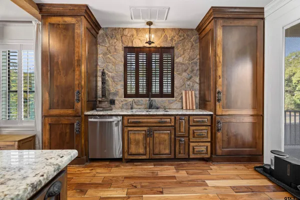$839,900 | 742 Private Road 7219, Jefferson, TX 75657
