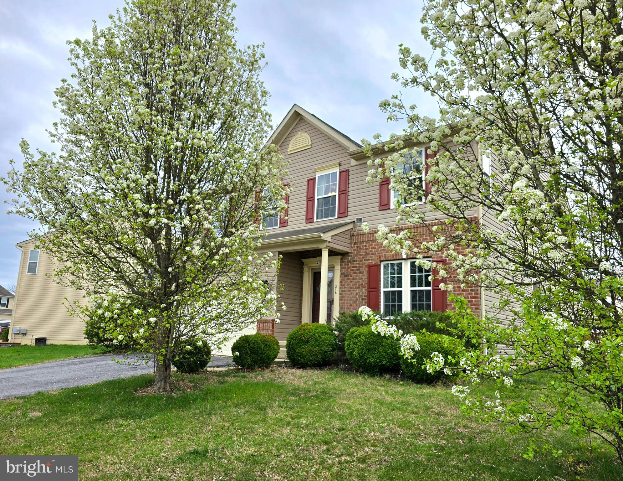 a view of house with yard