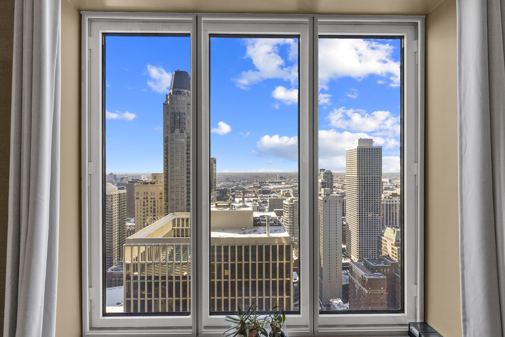 950 North Michigan Avenue, Unit 3704 Chicago, IL 60611 - Photo 15 of 33 a view of a balcony