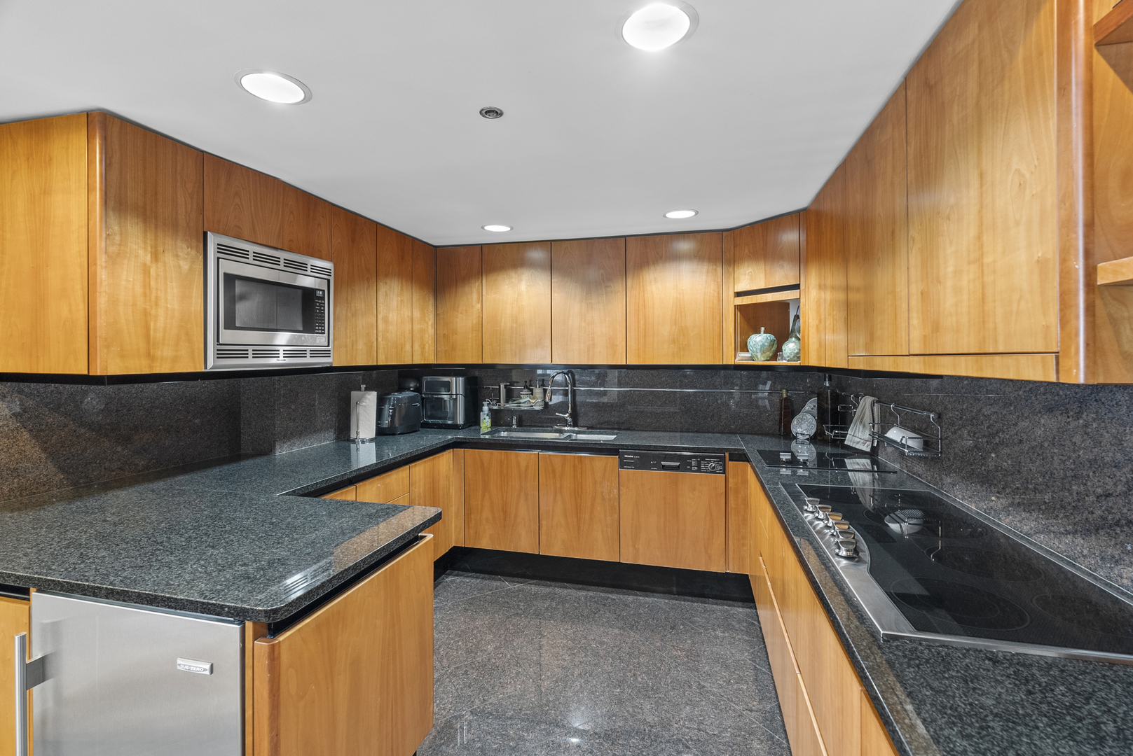 950 North Michigan Avenue, Unit 3704 Chicago, IL 60611 - Photo 19 of 33 a view of a kitchen with a tub and chairs