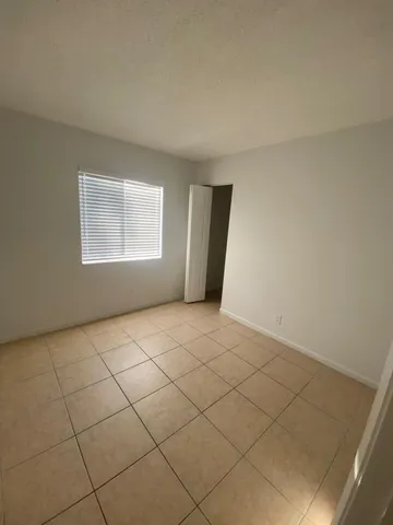 a view of a back yard