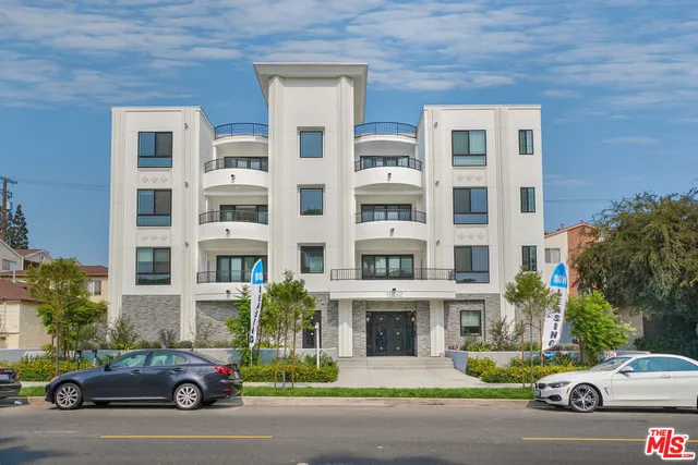 $5,995 | 1832 South Barrington Avenue, Unit 401, Los Angeles, CA 90025