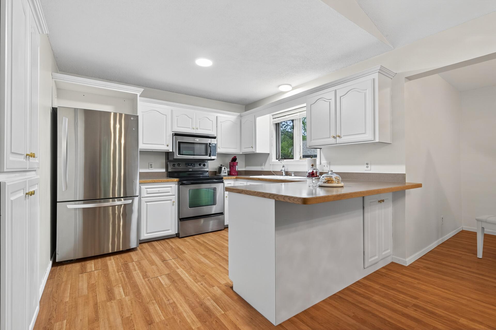 7182 Emerald Lane Eden Prairie, MN 55346 - Photo 3 of 38