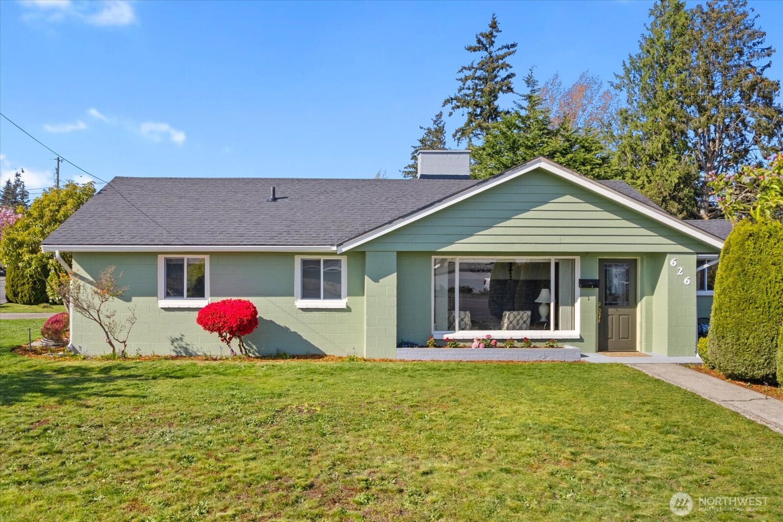 626 Legion Drive Everett, WA 98201 - Photo 1 of 38 a front view of a house with garden