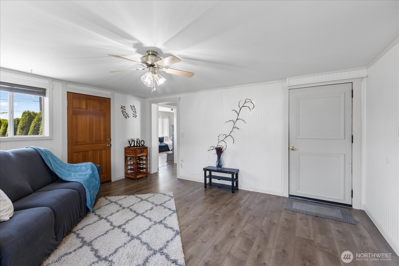 626 Legion Drive Everett, WA 98201 - Photo 20 of 38 a living room with furniture