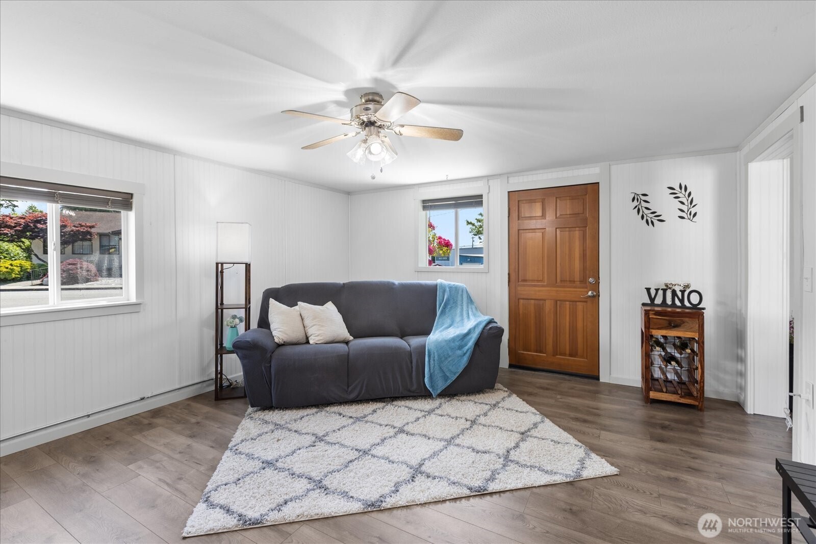 626 Legion Drive Everett, WA 98201 - Photo 22 of 38 a living room with furniture and a window
