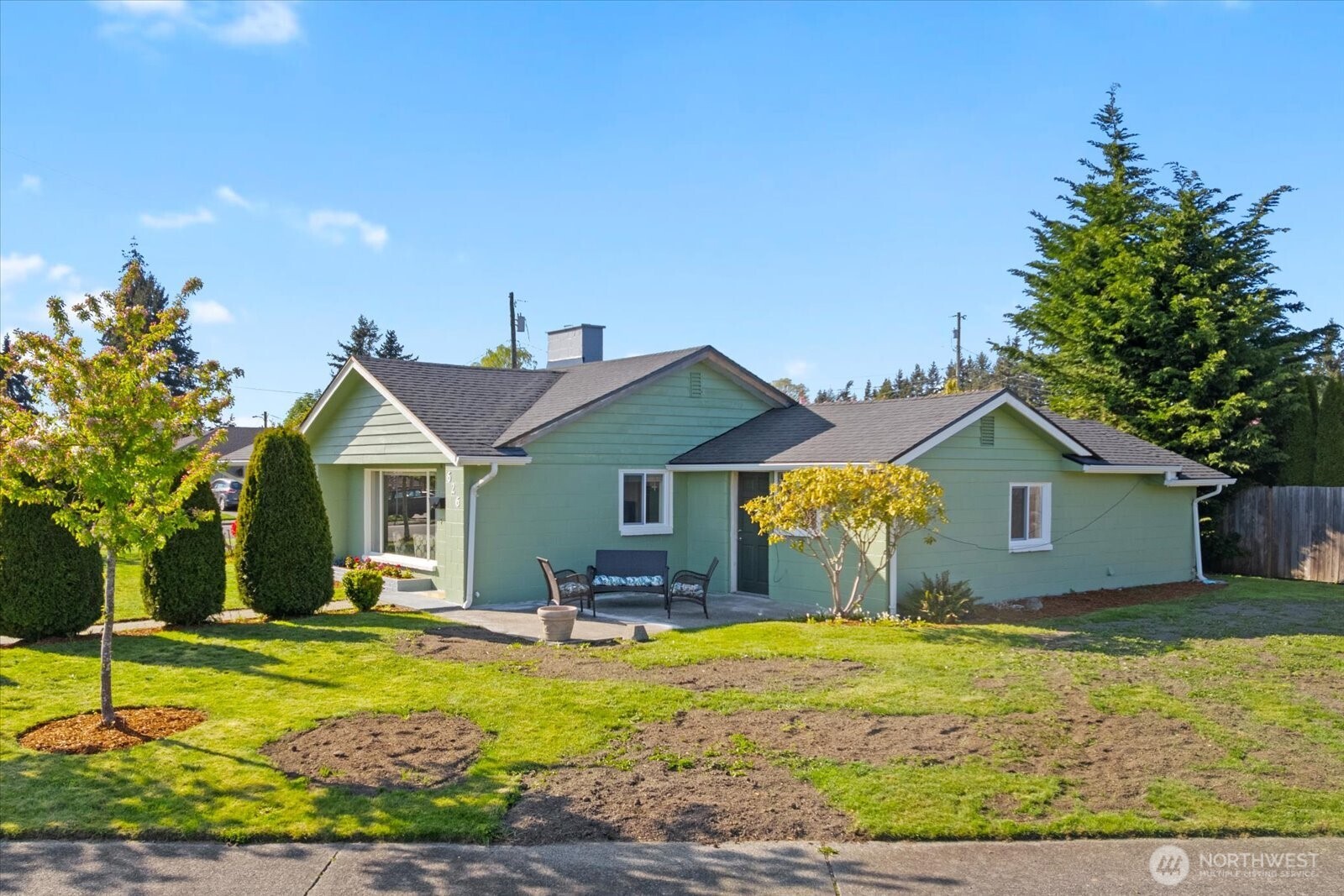 626 Legion Drive Everett, WA 98201 - Photo 4 of 38 a front view of house with yard and trees