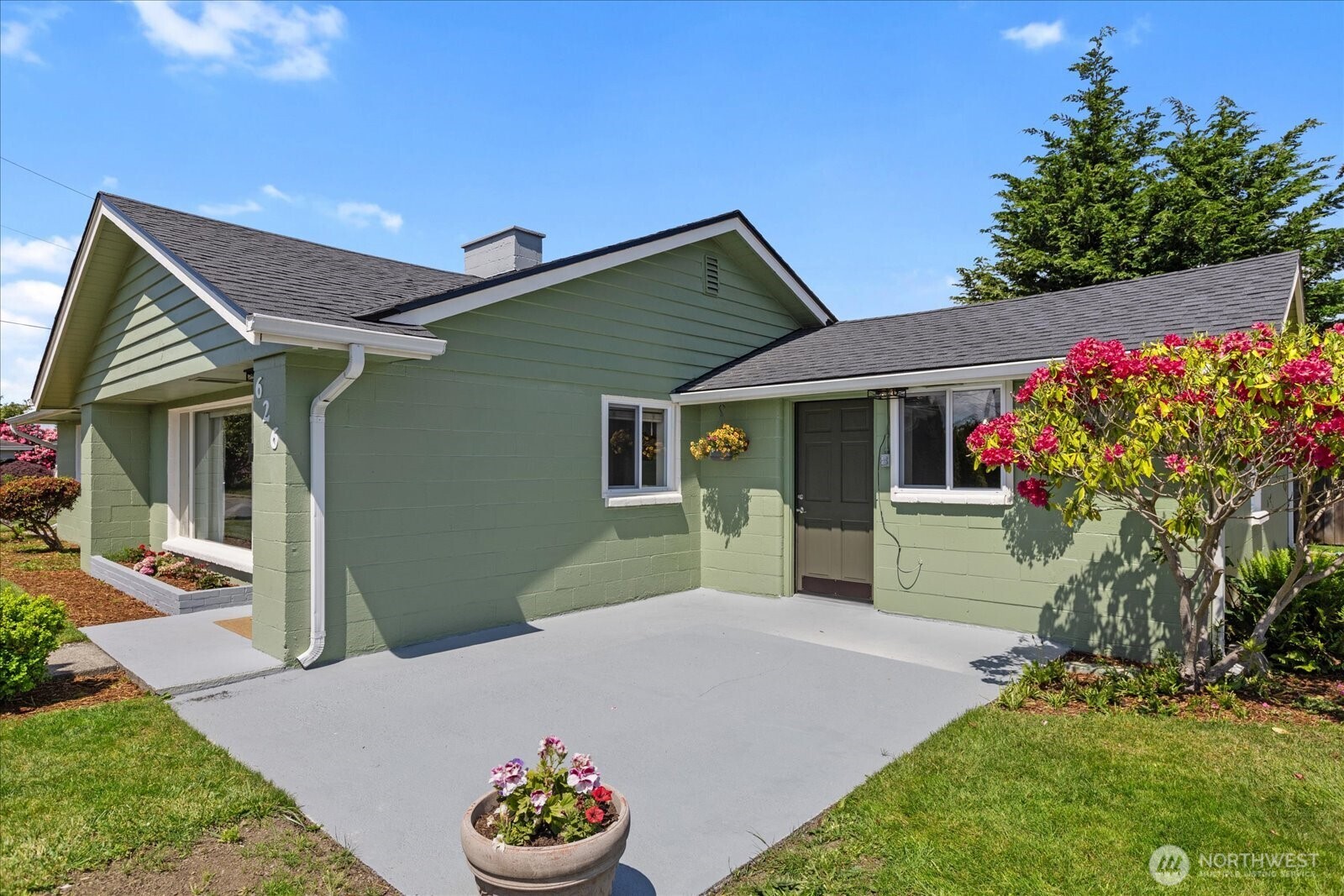626 Legion Drive Everett, WA 98201 - Photo 5 of 38 a front view of a house with a yard