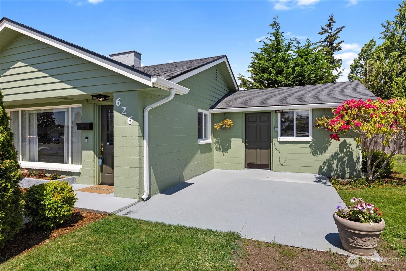 626 Legion Drive Everett, WA 98201 - Photo 6 of 38 a front view of a house with a yard