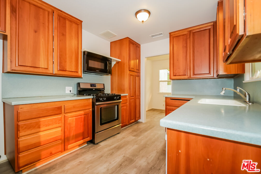4152 Cochran Street Simi Valley, CA 93063 - Photo 2 of 27 Gallery Image 2