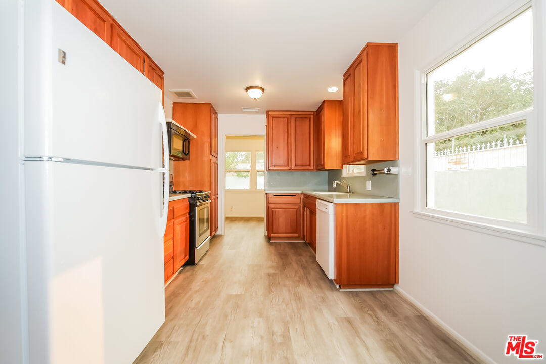 4152 Cochran Street Simi Valley, CA 93063 - Photo 11 of 27 Gallery Image 11