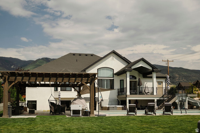 924 Country Lane Farmington, UT 84025 - Photo 77 of 91 Contemporary exterior with white stucco finish and dark trim