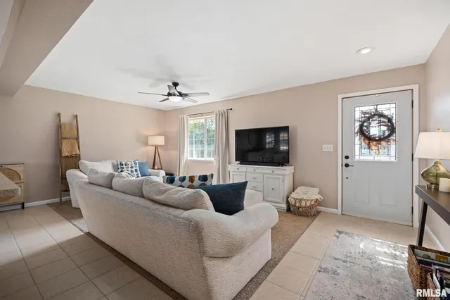 $190,000 | 109 West Bittersweet Road, Washington, IL 61571