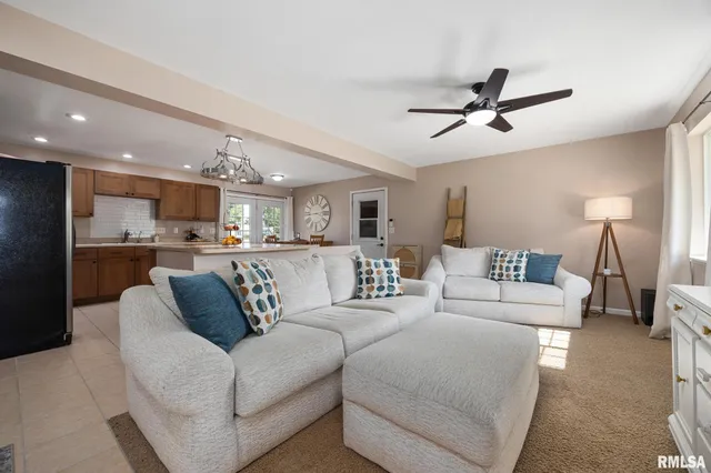 $190,000 | 109 West Bittersweet Road, Washington, IL 61571