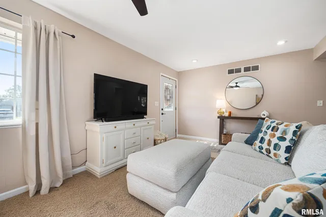 $190,000 | 109 West Bittersweet Road, Washington, IL 61571