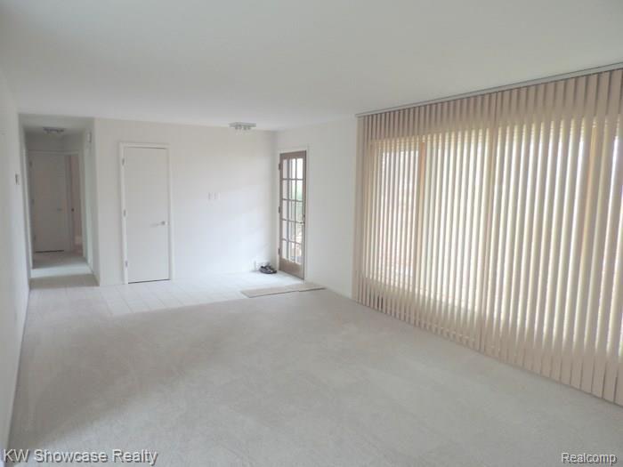 5851 Farmington Road West Bloomfield, MI 48322 - Photo 4 of 14 DSCN1487-001.JPG