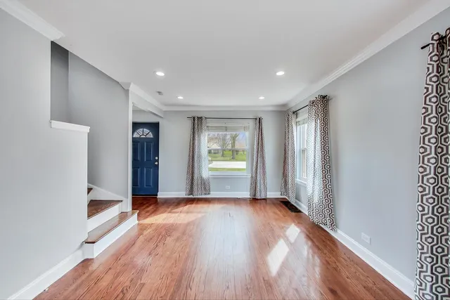 $2,500 | 402 North Main Street, Mount Prospect, IL 60056