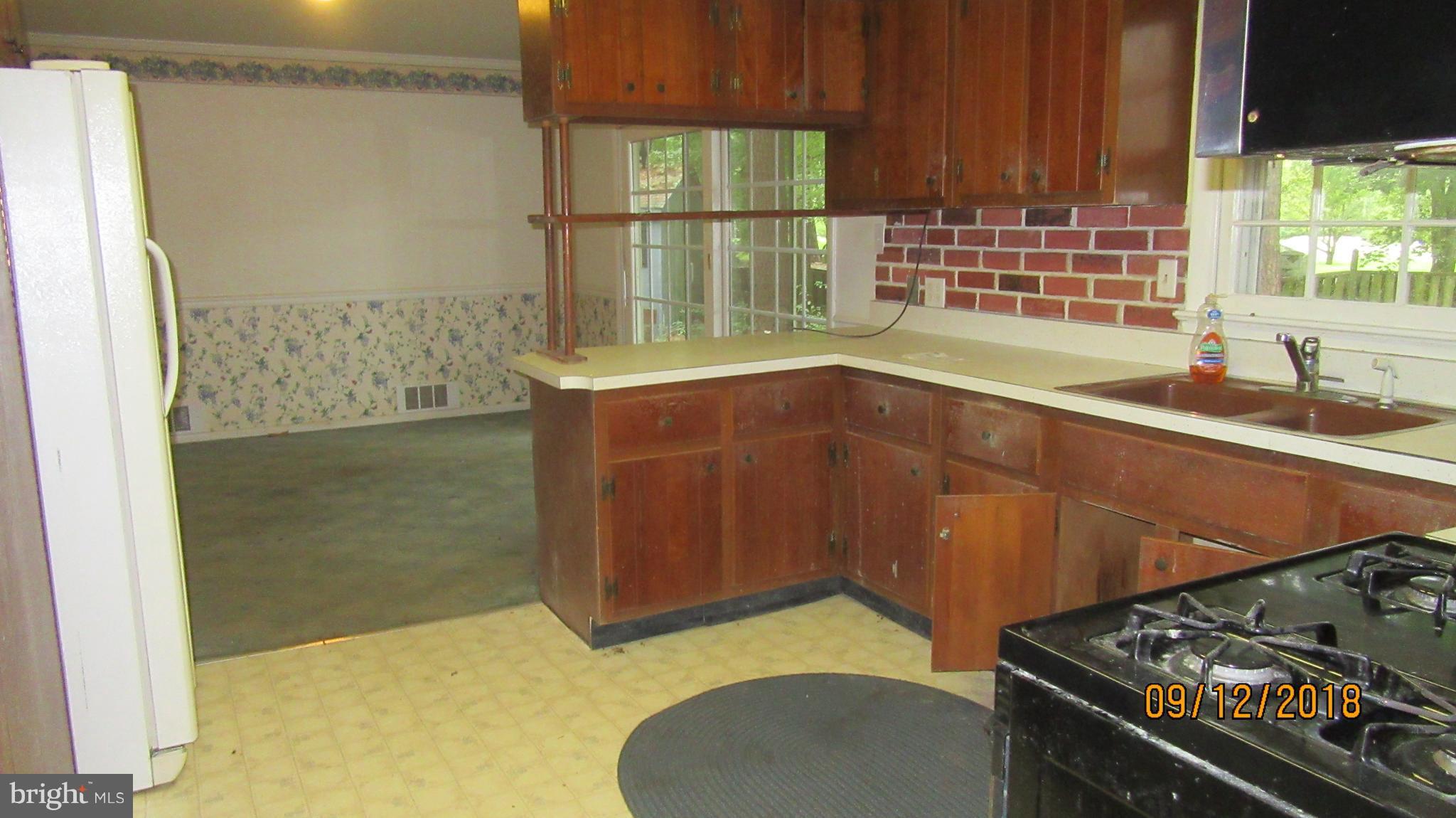 114 Woods Road Chester, MD 21619 - Photo 21 of 24 Gas Stove !
