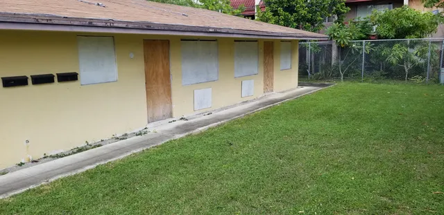 a view of a backyard