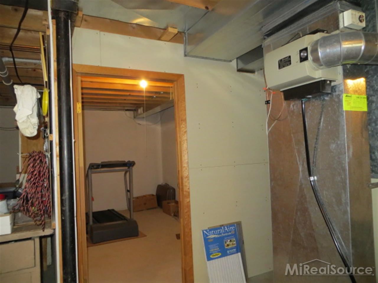 2130 London Bridge Drive Rochester, MI 48307 - Photo 14 of 19 31185616-13.JPG