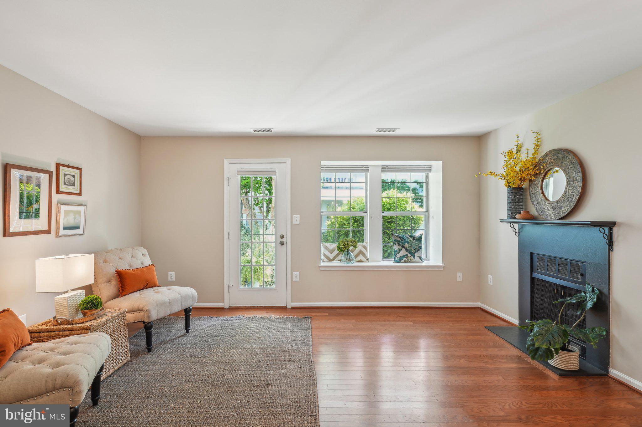 4523 28th Road South, Unit A Arlington, VA 22206 - Photo 3 of 25 Open & spacious living room