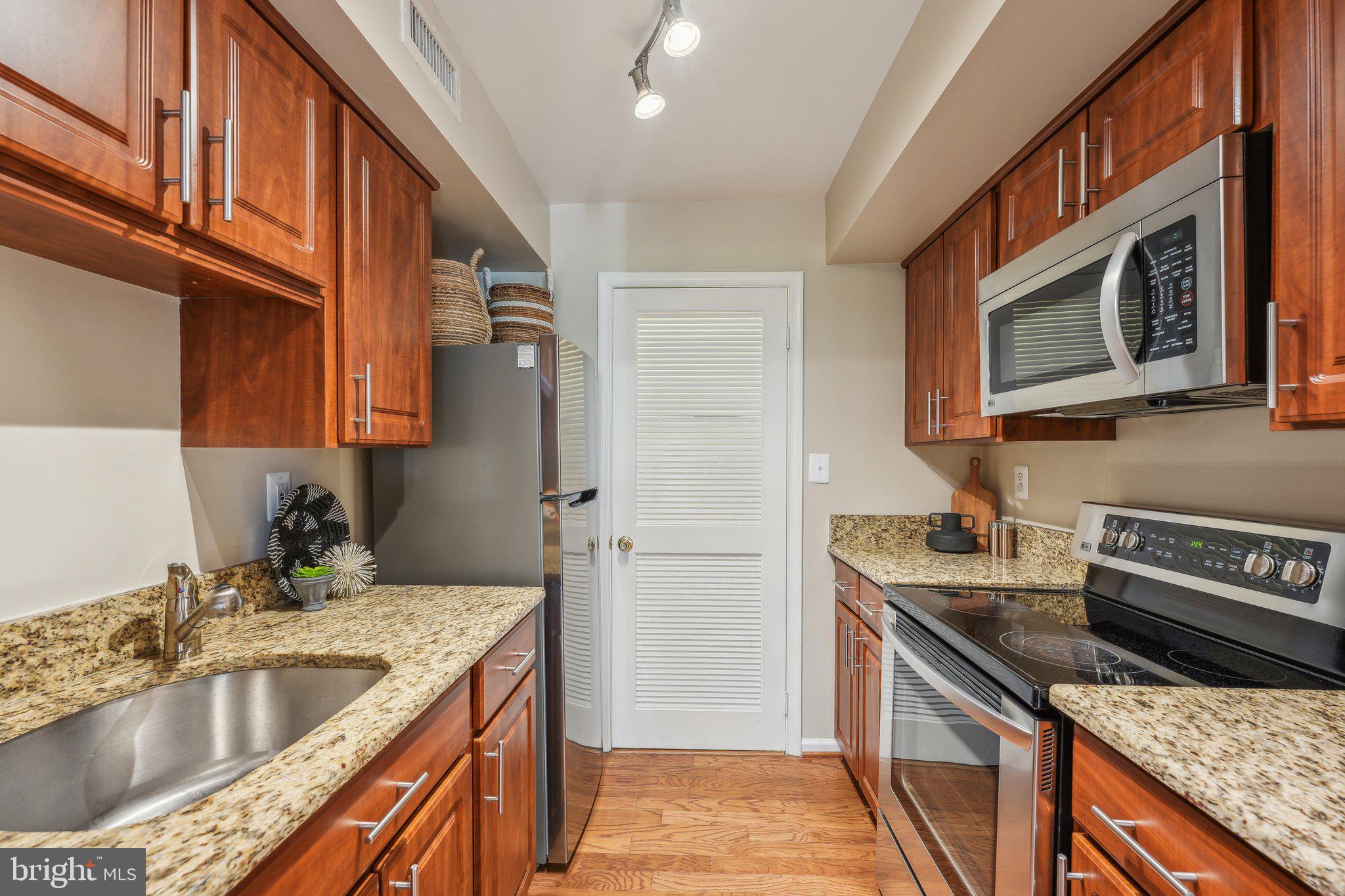 4523 28th Road South, Unit A Arlington, VA 22206 - Photo 8 of 25 granite countertops