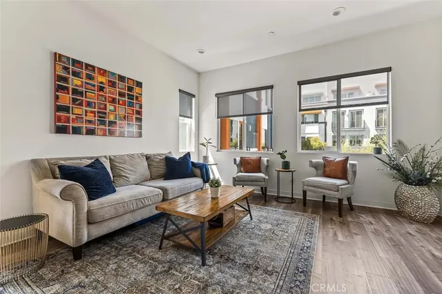 $4,350 | 215 Elm Avenue, Long Beach, CA 90802