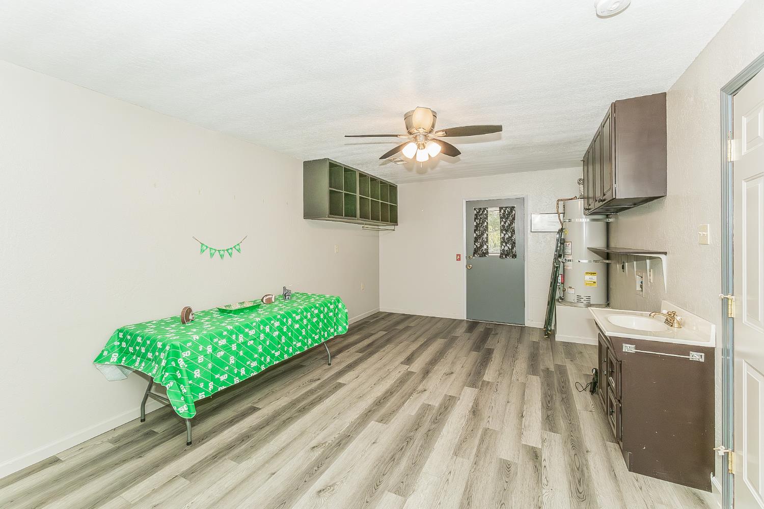 45991 Black Oak Road Coarsegold, CA 93614 - Photo 25 of 67 a living room with a bed furniture and a kitchen view