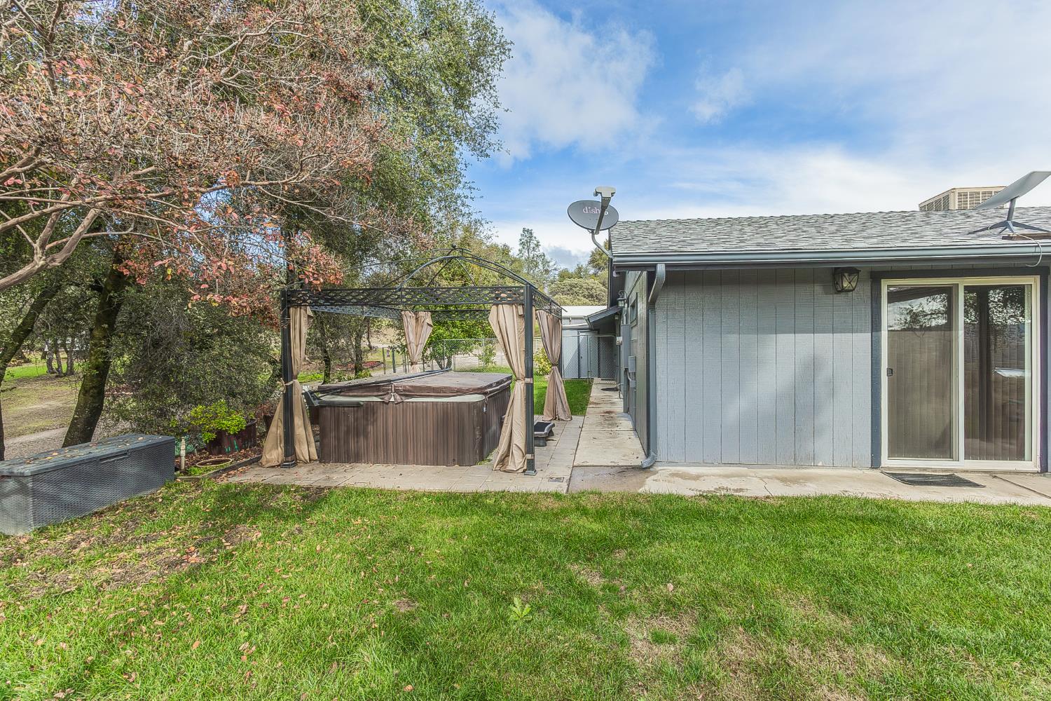 45991 Black Oak Road Coarsegold, CA 93614 - Photo 35 of 67 a view of a backyard with table and chairs and a large tree