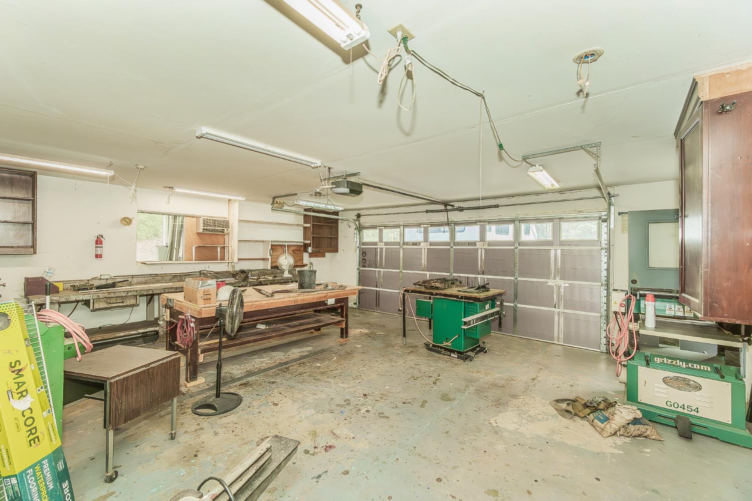 45991 Black Oak Road Coarsegold, CA 93614 - Photo 38 of 49 a garage with table and chairs